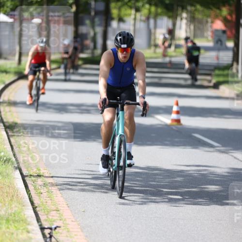 10.08.2025 - GEWOBA Citytriathlon Bremen Yannick Fuchs http://msf.ph/oto/8550101 10.08.2025 14:12:21 Radfahren 10, 27, 33, 42, 66, 171, 172, 178 meine-sportfotos.de