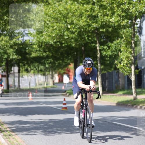 10.08.2025 - GEWOBA Citytriathlon Bremen Yannick Fuchs http://msf.ph/oto/8550116 10.08.2025 12:21:23 Radfahren 555, 618, 761, 785, 813, 869, 913, 949, 975, 1002 meine-sportfotos.de
