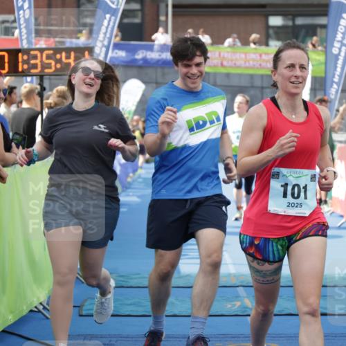 10.08.2025 - GEWOBA Citytriathlon Bremen H.Heesch http://msf.ph/oto/8550139 10.08.2025 11:39:23 Ziel 63, 65, 101 meine-sportfotos.de