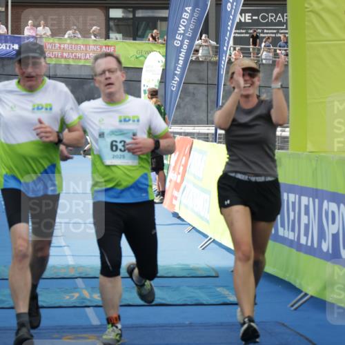 10.08.2025 - GEWOBA Citytriathlon Bremen H.Heesch http://msf.ph/oto/8550149 10.08.2025 11:39:26 Ziel 63, 65, 101 meine-sportfotos.de