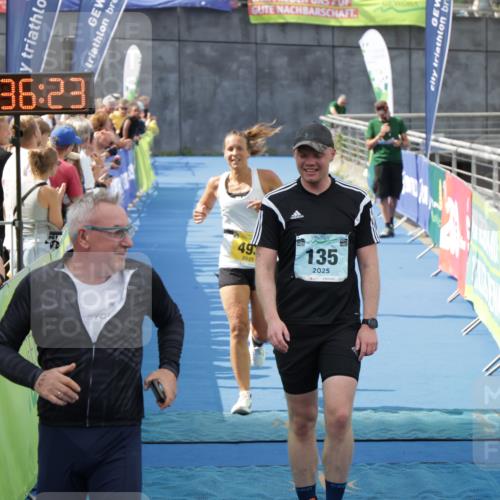 10.08.2025 - GEWOBA Citytriathlon Bremen H.Heesch http://msf.ph/oto/8550245 10.08.2025 11:40:05 Ziel 87, 95, 135, 493 meine-sportfotos.de