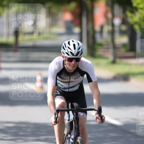 10.08.2025 - GEWOBA Citytriathlon Bremen Yannick Fuchs http://msf.ph/oto/8550297 10.08.2025 14:12:58 Radfahren 8, 95, 117, 148 meine-sportfotos.de