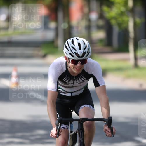 10.08.2025 - GEWOBA Citytriathlon Bremen Yannick Fuchs http://msf.ph/oto/8550299 10.08.2025 14:12:58 Radfahren 8, 95, 117, 148 meine-sportfotos.de