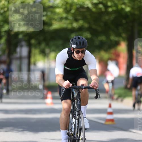 10.08.2025 - GEWOBA Citytriathlon Bremen Yannick Fuchs http://msf.ph/oto/8550367 10.08.2025 12:23:16 Radfahren 589, 603, 606, 638, 696, 740, 754, 802, 921, 934, 953 meine-sportfotos.de