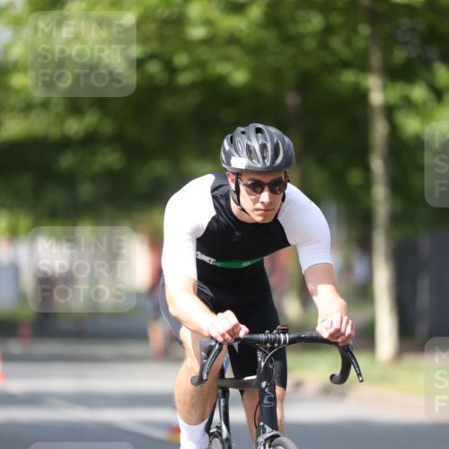10.08.2025 - GEWOBA Citytriathlon Bremen Yannick Fuchs http://msf.ph/oto/8550371 10.08.2025 12:23:17 Radfahren 589, 603, 606, 638, 696, 740, 754, 802, 921, 934, 953 meine-sportfotos.de