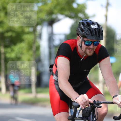 10.08.2025 - GEWOBA Citytriathlon Bremen Yannick Fuchs http://msf.ph/oto/8550447 10.08.2025 12:23:27 Radfahren 589, 606, 638, 696, 740, 754, 802, 921, 934, 945, 953, 983 meine-sportfotos.de
