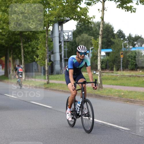 10.08.2025 - GEWOBA Citytriathlon Bremen Yannick Fuchs http://msf.ph/oto/8550515 10.08.2025 12:24:32 Radfahren 557, 597, 613, 623, 660, 672, 705, 724, 779, 809, 883, 925, 964, 1006, 1036 meine-sportfotos.de