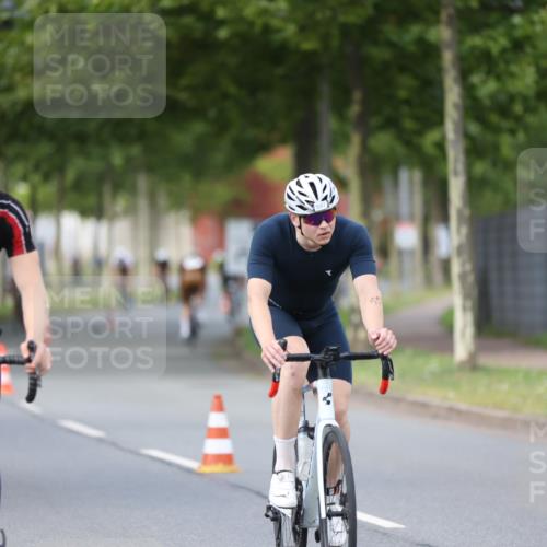 10.08.2025 - GEWOBA Citytriathlon Bremen Yannick Fuchs http://msf.ph/oto/8550541 10.08.2025 12:24:39 Radfahren 597, 623, 660, 672, 698, 705, 737, 779, 809, 883, 896, 925, 964, 1006, 1036 meine-sportfotos.de