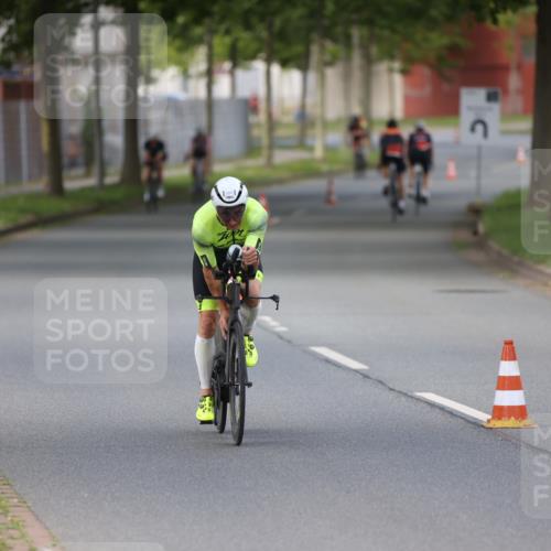 10.08.2025 - GEWOBA Citytriathlon Bremen Yannick Fuchs http://msf.ph/oto/8550563 10.08.2025 12:24:49 Radfahren 597, 672, 698, 737, 814, 880, 890, 896, 954, 955, 1006 meine-sportfotos.de