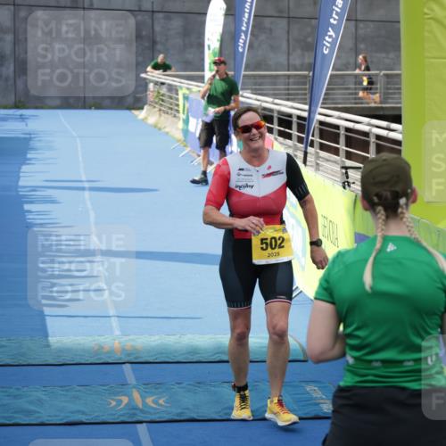 10.08.2025 - GEWOBA Citytriathlon Bremen H.Heesch http://msf.ph/oto/8550619 10.08.2025 11:40:29 Ziel 5, 448, 502 meine-sportfotos.de
