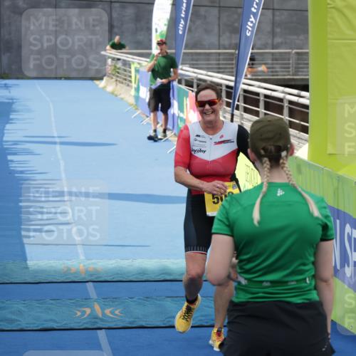 10.08.2025 - GEWOBA Citytriathlon Bremen H.Heesch http://msf.ph/oto/8550623 10.08.2025 11:40:30 Ziel 5, 448, 502 meine-sportfotos.de