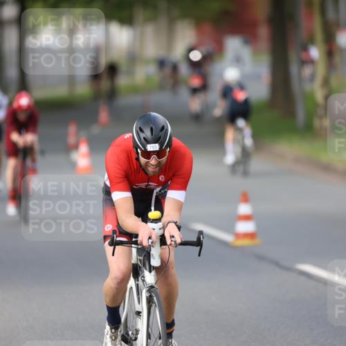 10.08.2025 - GEWOBA Citytriathlon Bremen Yannick Fuchs http://msf.ph/oto/8550681 10.08.2025 12:25:56 Radfahren 611, 677, 684, 693, 730, 755, 830, 842, 849, 850, 865, 871, 1014 meine-sportfotos.de