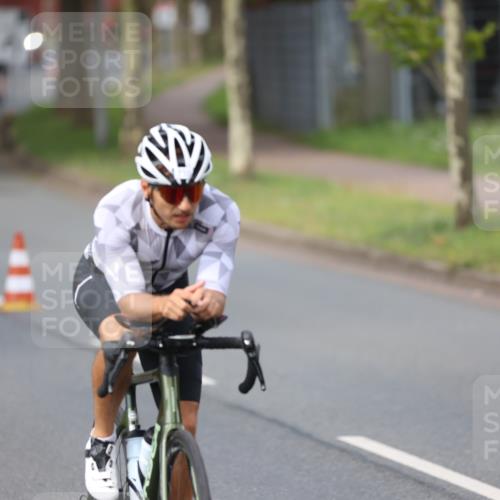 10.08.2025 - GEWOBA Citytriathlon Bremen Yannick Fuchs http://msf.ph/oto/8550692 10.08.2025 12:25:58 Radfahren 611, 661, 677, 693, 730, 755, 830, 842, 849, 865, 871, 911, 1014 meine-sportfotos.de