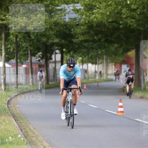 10.08.2025 - GEWOBA Citytriathlon Bremen Yannick Fuchs http://msf.ph/oto/8550760 10.08.2025 12:26:14 Radfahren 608, 611, 661, 730, 786, 808, 842, 865, 871, 911 meine-sportfotos.de