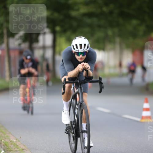 10.08.2025 - GEWOBA Citytriathlon Bremen Yannick Fuchs http://msf.ph/oto/8550777 10.08.2025 12:26:26 Radfahren 574, 608, 628, 668, 731, 808, 837, 903, 930, 972 meine-sportfotos.de