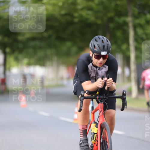 10.08.2025 - GEWOBA Citytriathlon Bremen Yannick Fuchs http://msf.ph/oto/8550791 10.08.2025 12:26:28 Radfahren 574, 608, 628, 668, 731, 808, 837, 903, 930, 972 meine-sportfotos.de