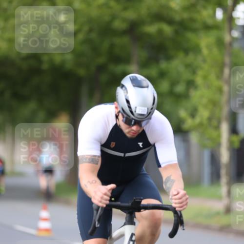 10.08.2025 - GEWOBA Citytriathlon Bremen Yannick Fuchs http://msf.ph/oto/8550862 10.08.2025 12:26:43 Radfahren 574, 644, 668, 710, 837, 846, 889, 903, 930, 939, 946, 948, 972 meine-sportfotos.de