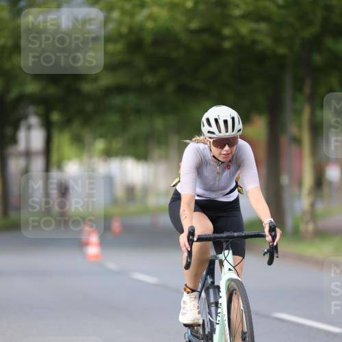 10.08.2025 - GEWOBA Citytriathlon Bremen Yannick Fuchs http://msf.ph/oto/8550905 10.08.2025 12:26:56 Radfahren 644, 703, 710, 727, 846, 889, 928, 939, 946, 948, 1003 meine-sportfotos.de