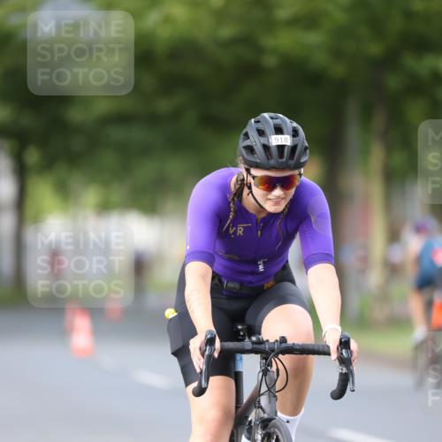 10.08.2025 - GEWOBA Citytriathlon Bremen Yannick Fuchs http://msf.ph/oto/8550966 10.08.2025 12:27:14 Radfahren 586, 607, 633, 727, 792, 918, 962, 1003 meine-sportfotos.de