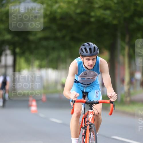10.08.2025 - GEWOBA Citytriathlon Bremen Yannick Fuchs http://msf.ph/oto/8550979 10.08.2025 12:27:18 Radfahren 586, 607, 633, 792, 835, 918, 962 meine-sportfotos.de