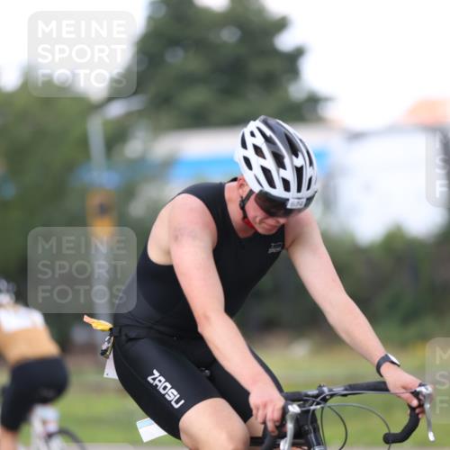 10.08.2025 - GEWOBA Citytriathlon Bremen Yannick Fuchs http://msf.ph/oto/8551060 10.08.2025 12:27:58 Radfahren 593, 669, 674, 676, 697, 712, 713, 716, 800, 819, 885, 907, 963 meine-sportfotos.de