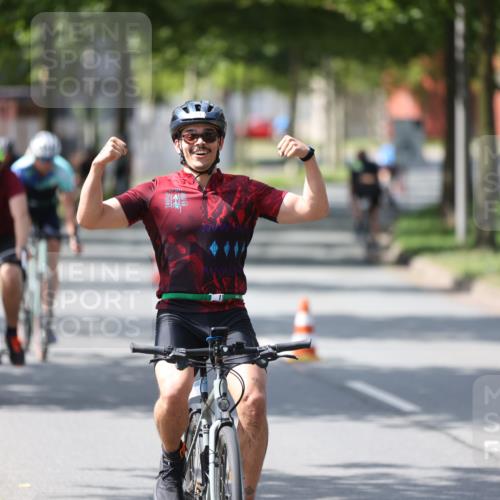 10.08.2025 - GEWOBA Citytriathlon Bremen Yannick Fuchs http://msf.ph/oto/8551090 10.08.2025 14:16:28 Radfahren 31, 38, 48, 57, 63, 64, 121, 144, 152, 173 meine-sportfotos.de