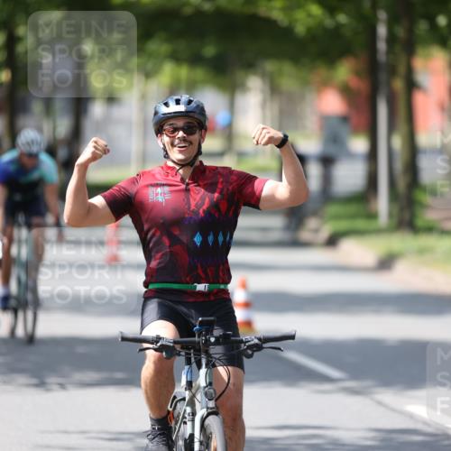 10.08.2025 - GEWOBA Citytriathlon Bremen Yannick Fuchs http://msf.ph/oto/8551092 10.08.2025 14:16:29 Radfahren 31, 38, 48, 57, 63, 64, 121, 144, 152, 173 meine-sportfotos.de