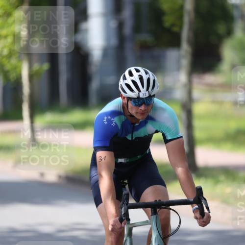 10.08.2025 - GEWOBA Citytriathlon Bremen Yannick Fuchs http://msf.ph/oto/8551109 10.08.2025 14:16:31 Radfahren 31, 38, 48, 57, 63, 64, 121, 144, 152, 173 meine-sportfotos.de