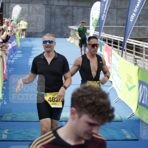 10.08.2025 - GEWOBA Citytriathlon Bremen H.Heesch http://msf.ph/oto/8551130 10.08.2025 11:41:06 Ziel 55, 223, 402, 410 meine-sportfotos.de