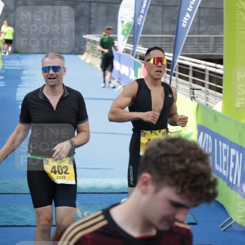 10.08.2025 - GEWOBA Citytriathlon Bremen H.Heesch http://msf.ph/oto/8551131 10.08.2025 11:41:07 Ziel 55, 223, 402, 410 meine-sportfotos.de
