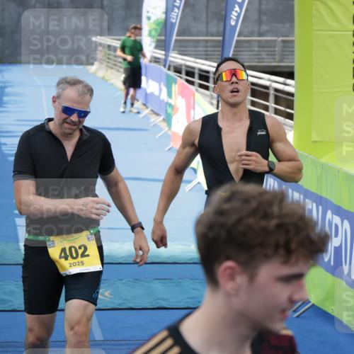 10.08.2025 - GEWOBA Citytriathlon Bremen H.Heesch http://msf.ph/oto/8551132 10.08.2025 11:41:07 Ziel 55, 223, 402, 410 meine-sportfotos.de