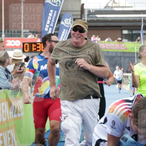 10.08.2025 - GEWOBA Citytriathlon Bremen H.Heesch http://msf.ph/oto/8551144 10.08.2025 11:41:46 Ziel 15, 59, 189, 197 meine-sportfotos.de