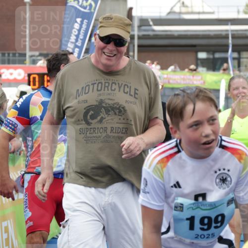 10.08.2025 - GEWOBA Citytriathlon Bremen H.Heesch http://msf.ph/oto/8551146 10.08.2025 11:41:47 Ziel 15, 59, 189, 197 meine-sportfotos.de