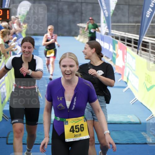 10.08.2025 - GEWOBA Citytriathlon Bremen H.Heesch http://msf.ph/oto/8551160 10.08.2025 11:42:03 Ziel 440, 451, 456, 501 meine-sportfotos.de