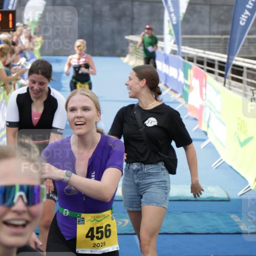 10.08.2025 - GEWOBA Citytriathlon Bremen H.Heesch http://msf.ph/oto/8551161 10.08.2025 11:42:03 Ziel 440, 451, 456, 501 meine-sportfotos.de