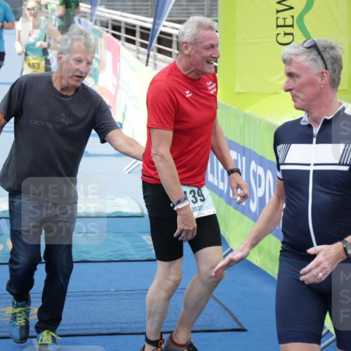 10.08.2025 - GEWOBA Citytriathlon Bremen H.Heesch http://msf.ph/oto/8551182 10.08.2025 11:42:49 Ziel 53, 139, 447, 463 meine-sportfotos.de