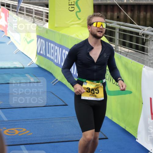 10.08.2025 - GEWOBA Citytriathlon Bremen H.Heesch http://msf.ph/oto/8551198 10.08.2025 11:43:01 Ziel 354, 355, 506 meine-sportfotos.de