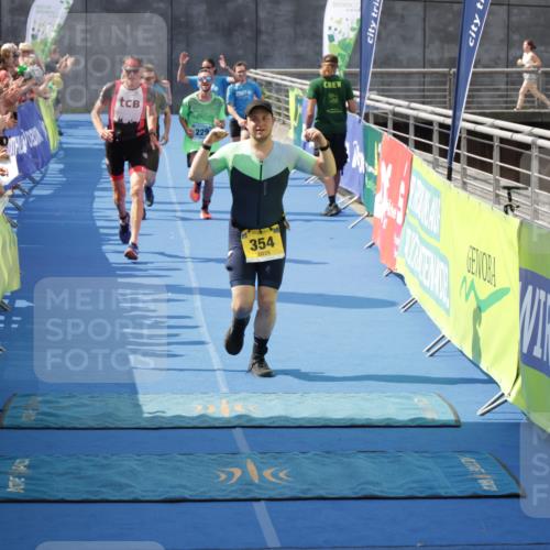 10.08.2025 - GEWOBA Citytriathlon Bremen H.Heesch http://msf.ph/oto/8551199 10.08.2025 11:43:04 Ziel 49, 354, 355, 506 meine-sportfotos.de