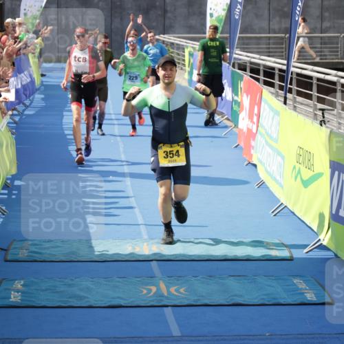 10.08.2025 - GEWOBA Citytriathlon Bremen H.Heesch http://msf.ph/oto/8551200 10.08.2025 11:43:04 Ziel 49, 354, 355, 506 meine-sportfotos.de