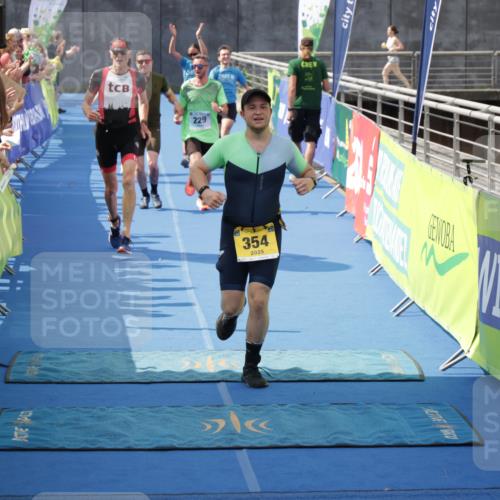 10.08.2025 - GEWOBA Citytriathlon Bremen H.Heesch http://msf.ph/oto/8551201 10.08.2025 11:43:05 Ziel 49, 229, 354, 355, 506 meine-sportfotos.de