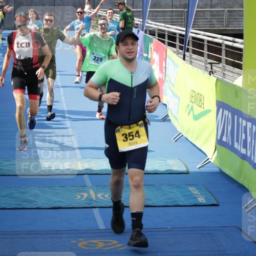 10.08.2025 - GEWOBA Citytriathlon Bremen H.Heesch http://msf.ph/oto/8551202 10.08.2025 11:43:06 Ziel 49, 229, 354, 355, 506 meine-sportfotos.de