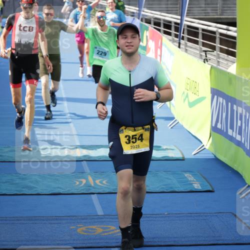 10.08.2025 - GEWOBA Citytriathlon Bremen H.Heesch http://msf.ph/oto/8551203 10.08.2025 11:43:06 Ziel 49, 229, 354, 355, 506 meine-sportfotos.de