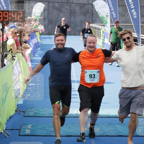 10.08.2025 - GEWOBA Citytriathlon Bremen H.Heesch http://msf.ph/oto/8551227 10.08.2025 11:43:24 Ziel 93, 233 meine-sportfotos.de