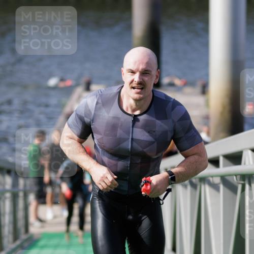 10.08.2025 - GEWOBA Citytriathlon Bremen H.Heesch http://msf.ph/oto/8551261 10.08.2025 10:20:41 Schwimmen 394, 396, 454, 473 meine-sportfotos.de