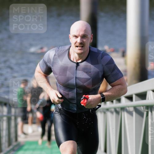 10.08.2025 - GEWOBA Citytriathlon Bremen H.Heesch http://msf.ph/oto/8551262 10.08.2025 10:20:41 Schwimmen 394, 396, 454, 473 meine-sportfotos.de