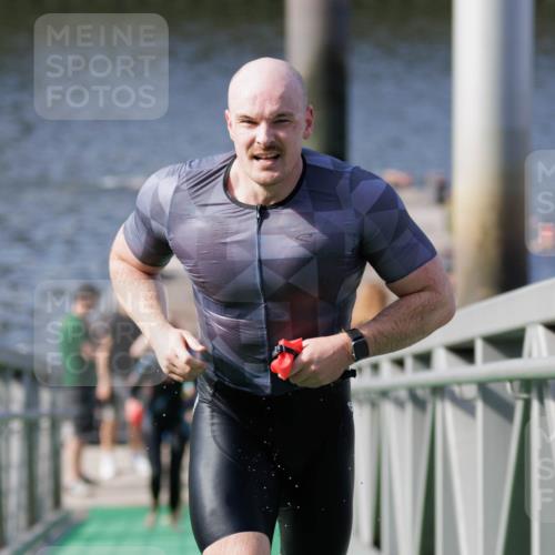 10.08.2025 - GEWOBA Citytriathlon Bremen H.Heesch http://msf.ph/oto/8551263 10.08.2025 10:20:41 Schwimmen 394, 396, 454, 473 meine-sportfotos.de