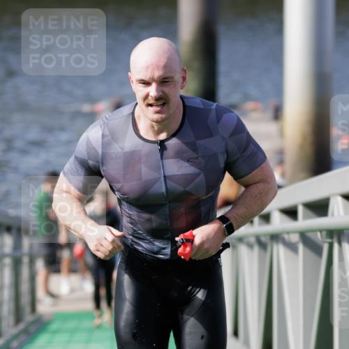 10.08.2025 - GEWOBA Citytriathlon Bremen H.Heesch http://msf.ph/oto/8551264 10.08.2025 10:20:41 Schwimmen 394, 396, 454, 473 meine-sportfotos.de