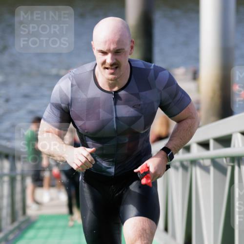 10.08.2025 - GEWOBA Citytriathlon Bremen H.Heesch http://msf.ph/oto/8551265 10.08.2025 10:20:42 Schwimmen 394, 421, 454, 473 meine-sportfotos.de