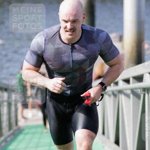 10.08.2025 - GEWOBA Citytriathlon Bremen H.Heesch http://msf.ph/oto/8551266 10.08.2025 10:20:42 Schwimmen 394, 421, 454, 473 meine-sportfotos.de