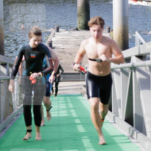 10.08.2025 - GEWOBA Citytriathlon Bremen H.Heesch http://msf.ph/oto/8551267 10.08.2025 10:20:50 Schwimmen 350, 421, 454 meine-sportfotos.de